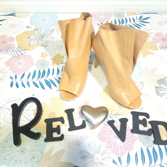 Vince Camuto - Picture 3 of 3